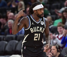 开云APP-Ming在雄鹿比赛中出色防守，败北引发热议！